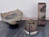 trois vases posés par terre les uns à côté des autres