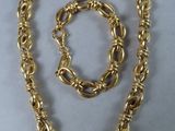 un ensemble composé d'un collier et d'un bracelet plaqués or