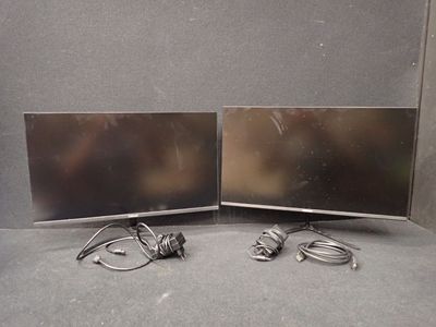 deux écrans posés sur une table