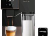 une image représentant une machine à café avec un verre de lait à côté