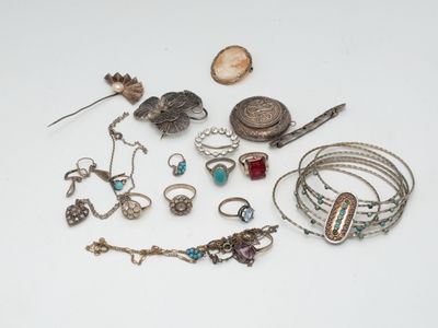 beaucoup de bijoux sur une surface blanche