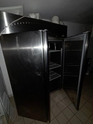 une image d'un réfrigérateur dans une cuisine avec la porte ouverte