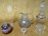 de nombreux objets en verre posés sur une table