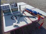 une table sur laquelle se trouvent une paire de ciseaux, une paire de ciseaux et une paire de ciseaux