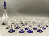 plusieurs verres et une carafe posés sur une table