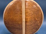 une image représentant un objet en bois sur fond bleu