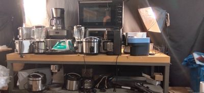 une photo d'une cuisine encombrée avec de nombreux appareils électroménagers