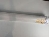 un rouleau de film alimentaire enroulé autour d'un siège de WC