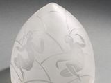 vase en verre translucide orné d'un motif floral sur l'extérieur