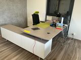 un bureau avec une chaise et un ordinateur dessus