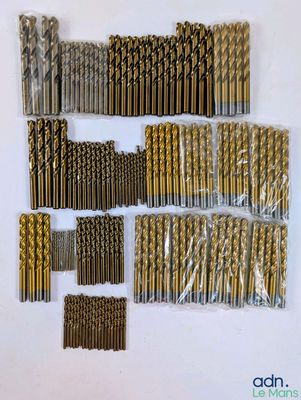 un tas de forets posés sur une table blanche