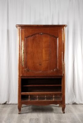 une image représentant une armoire en bois surmontée d'une étagère
