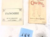 deux livres posés sur une table