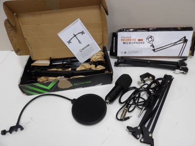 une boîte contenant un micro et d'autres objets, posée sur une table