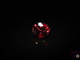 gros plan d'un diamant rouge sur une surface noire