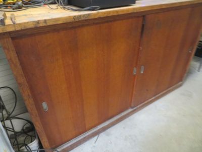 une armoire en bois sur laquelle est posé un ordinateur portable