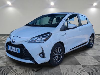 une Toyota Yaris blanche garée sur un sol à damier