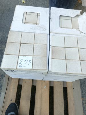 deux cartons posés l'un à côté de l'autre sur une palette