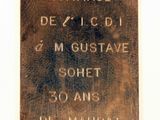 une plaque apposée sur le mur d'un immeuble sur laquelle on peut lire