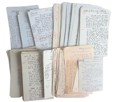 une pile de vieux papiers sur lesquels il y a des inscriptions