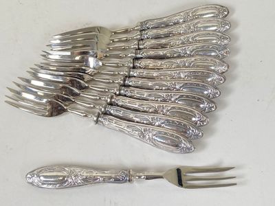 Série de 12 fourchettes à gâteau, les manches en argent four…