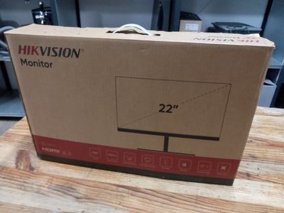 une boîte sur laquelle est posé un téléviseur, posée sur une table