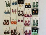 un gros plan sur un lot de boucles d'oreilles accrochées à un mur