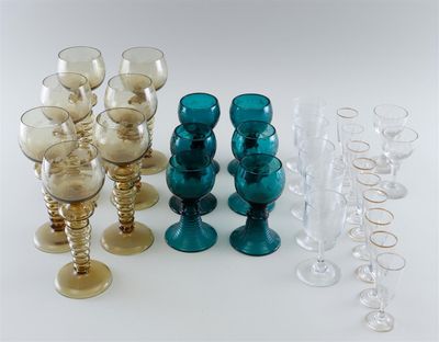 un grand nombre de verres à vin posés sur une table
