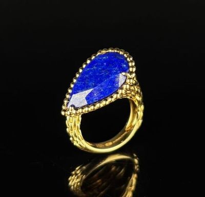 une bague en or ornée d'un lapis-lazuli au centre