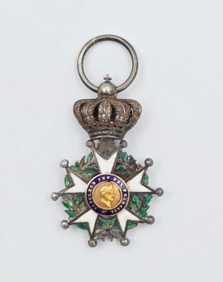 une image représentant une médaille en argent et en or surmontée d'une couronne