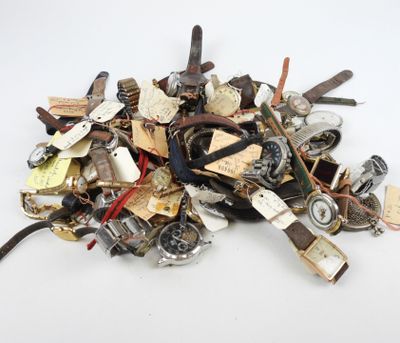 une pile d'objets assortis sur une surface blanche