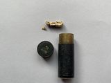 un petit briquet et une pièce de monnaie posés sur une surface blanche