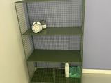 une étagère verte sur laquelle se trouve une horloge, dans une pièce