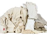 un tas de vêtements sales sur fond blanc