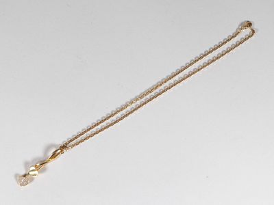 collier plaqué or orné d'une perle unique montée sur une chaîne plaquée or