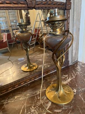 deux lampes posées sur une table en marbre