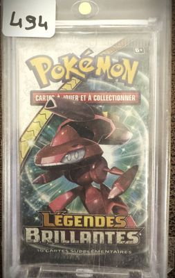 gros plan d'une boîte de cartes pokemon sur une table