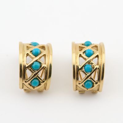 une paire de boucles d'oreilles créoles en or et turquoise
