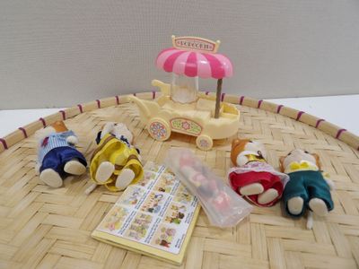 un panier sur lequel sont posés plusieurs peluches