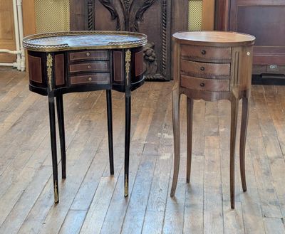 deux tables placées l'une à côté de l'autre sur un parquet