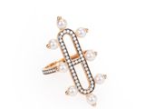 une bague en or ornée de perles et de diamants sur fond blanc