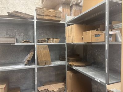 beaucoup de boîtes et de cartons sur les étagères de la pièce