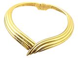 gros plan d'un collier en or sur fond blanc