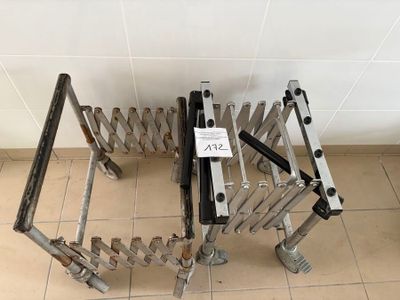 un porte-outils en métal sur lequel sont rangés de nombreux outils