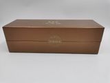 une boîte en carton marron sur laquelle figure un logo