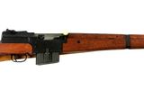 un vieux fusil avec un canon en bois et une bouche noire