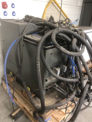 un tas de câbles posés sur une palette dans un garage