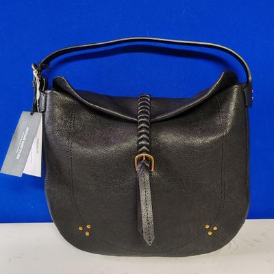 un sac à main en cuir noir muni d'un fermoir métallique sur la poignée