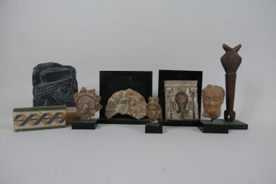 Huit petites sculptures en terre cuite, bois ou composition …