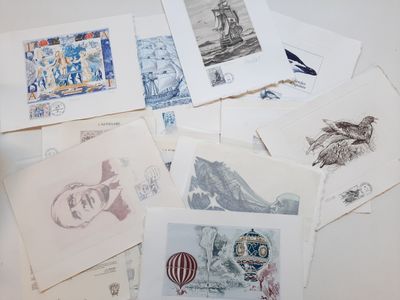 de nombreux types de dessins différents sur la table